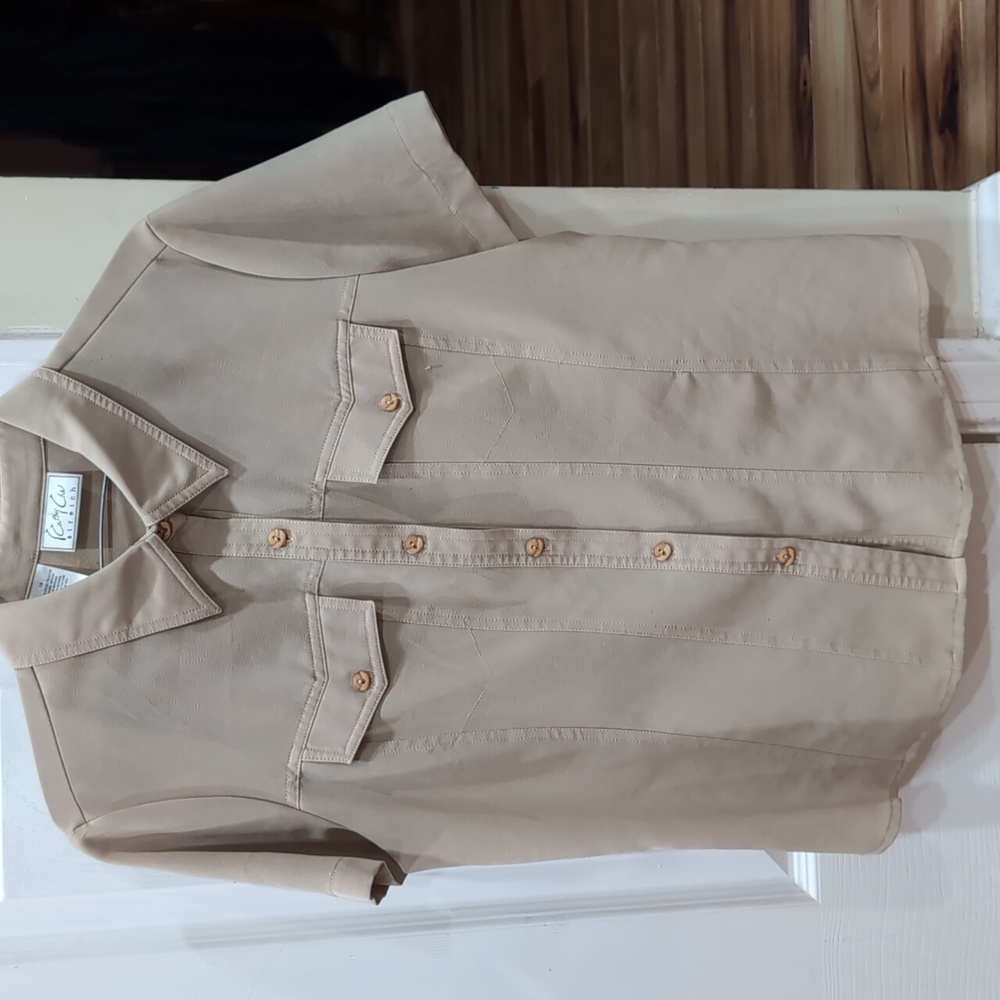 Kathy Che khaki Button down short sleeve with faux front pockets, size 10
